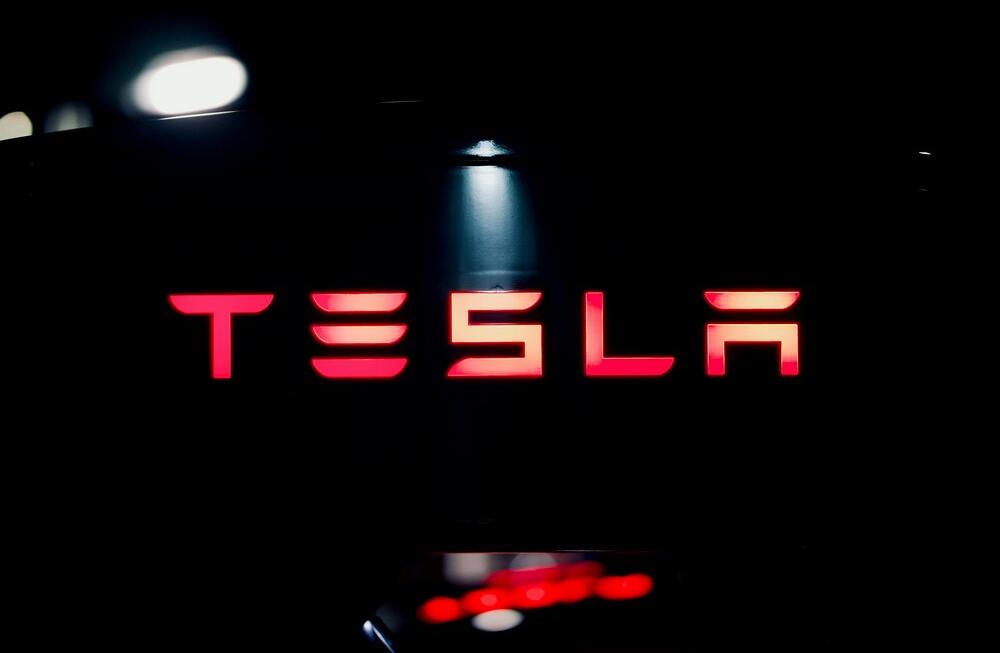 Tesla aktie – kurs, analyse, risiko og fremtidsudsigter