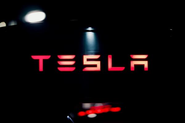 Tesla aktie – kurs, analyse, risiko og fremtidsudsigter